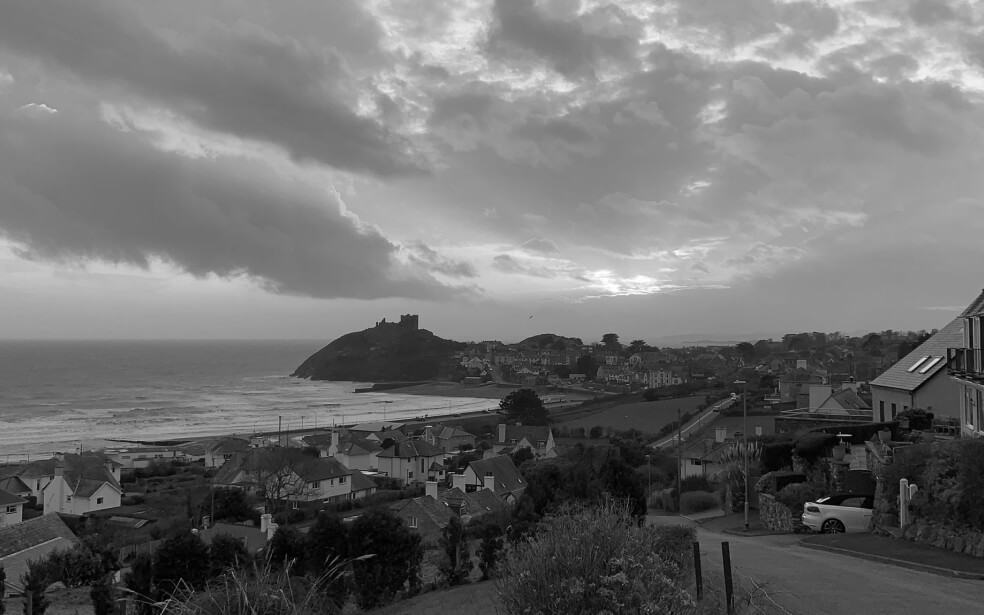 foto de paisaje natural con casas y el mar en blanco y negro